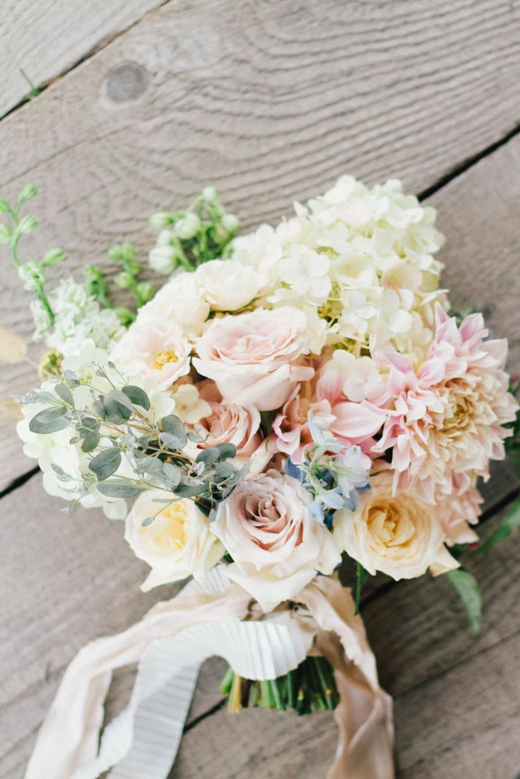 Romantic Roses: Curated Inspirations for Bouquets and Cakesにて紹介している画像