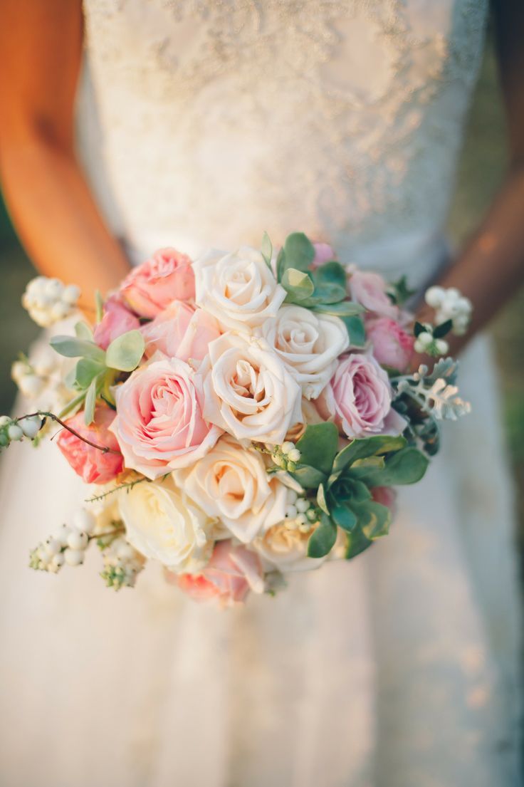 Romantic Roses: Curated Inspirations for Bouquets and Cakesにて紹介している画像