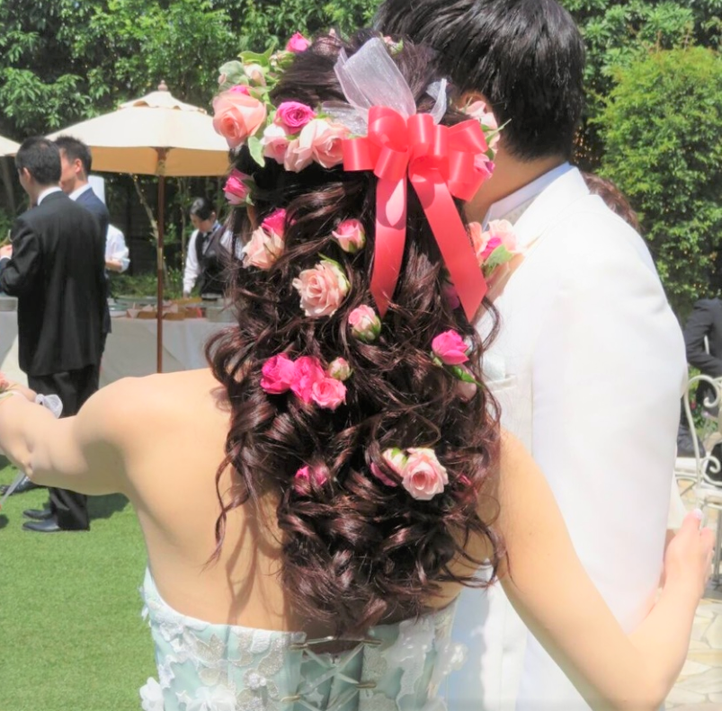 後ろ姿の可愛さ120点満点！ダウンスタイルに散りばめると可愛いヘアアイテム4つ♡にて紹介している画像