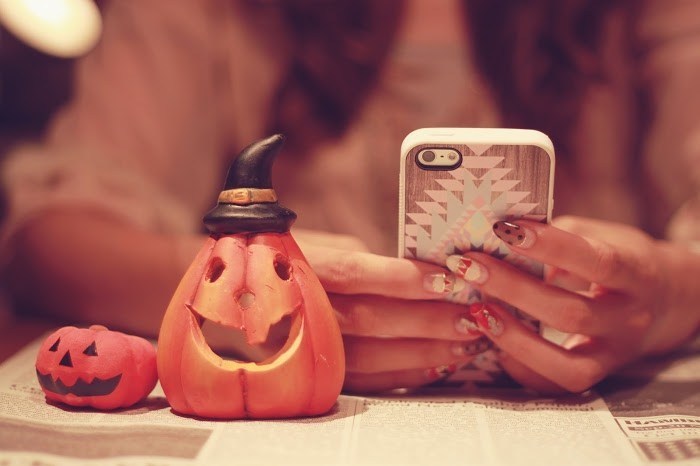 Subtle Tips for Chic Adult Halloween Nails: A Stylish Catalogにて紹介している画像
