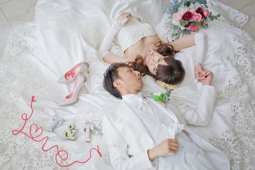 頭を触ったり、腕枕したり♡寝ころびショットを撮るなら【新郎さんの手の位置】が超重要！にて紹介している画像