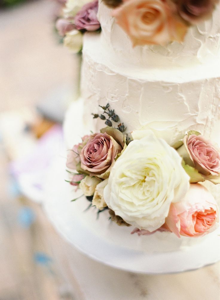 Romantic Roses: Curated Inspirations for Bouquets and Cakesにて紹介している画像