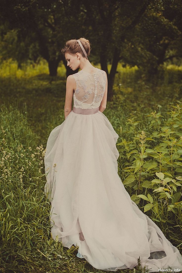 Show Off Your Bold Back: Get Sexy and Embrace Confidence to Become the Back Style Beauty You've Always Desired!にて紹介している画像