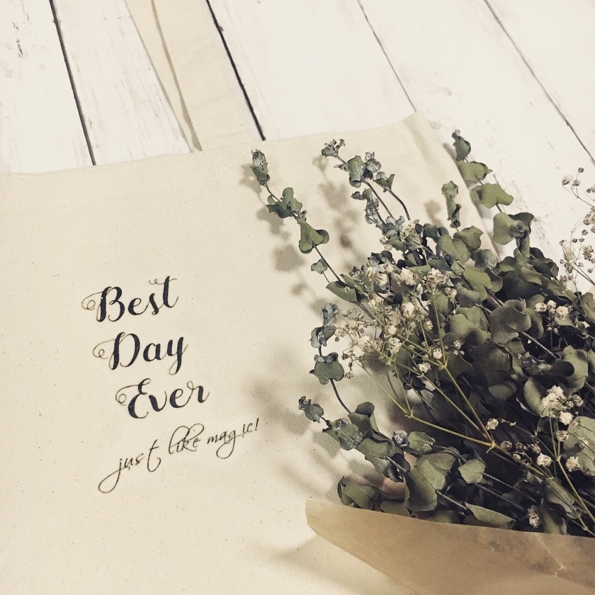 "Make Your Wedding Special: The Charm and How-to of Custom Tote Bags for Favors"にて紹介している画像