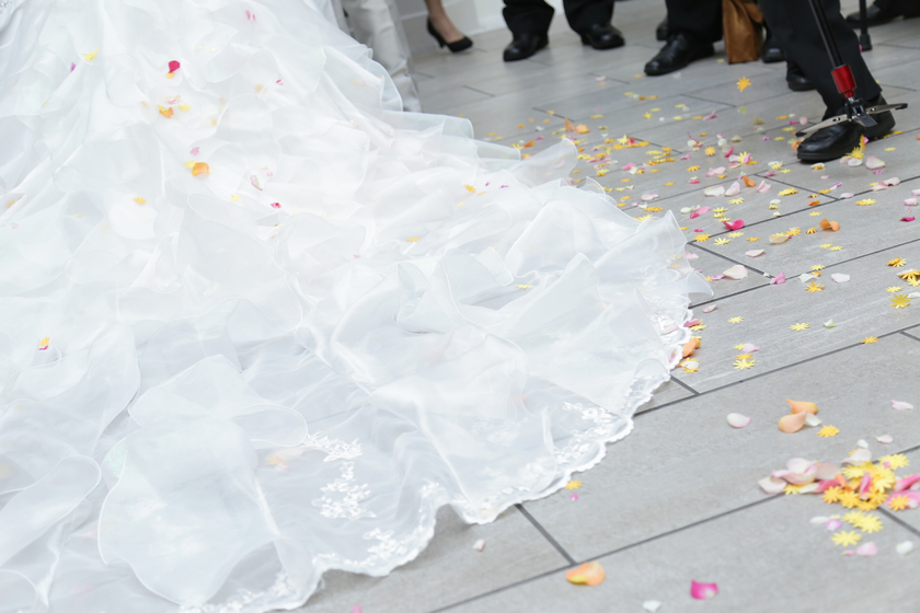 永遠に咲き続けるお花って意味♩ドライフラワーのフラワーシャワーが素敵♡にて紹介している画像