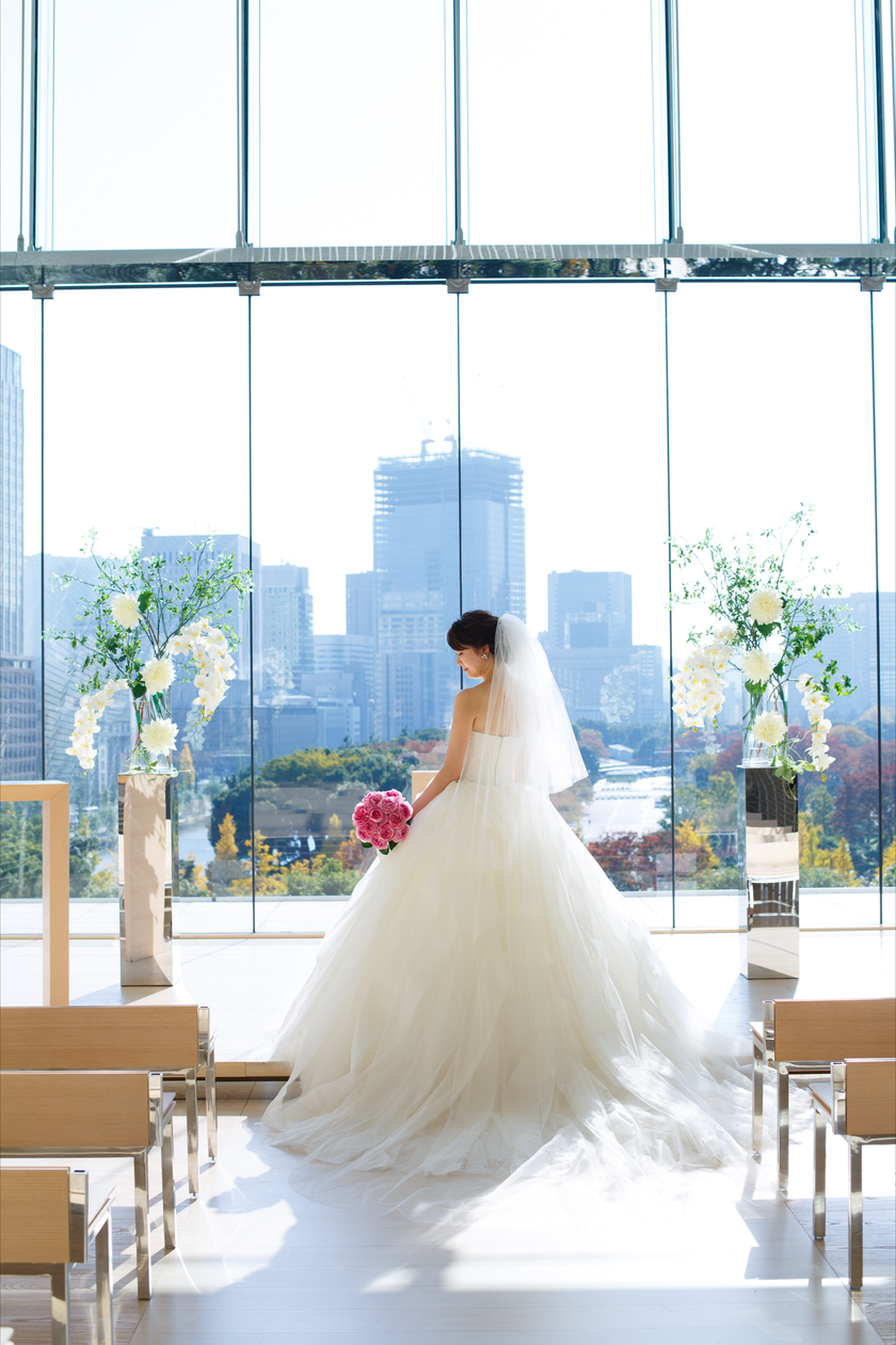 "Don't Forget to Include a Backshot of the Bride Showcasing Her Beautiful Train!"にて紹介している画像