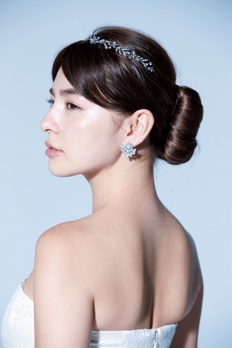 Chic Brides' Choice: Captivating Hairstyles! Current and Elegant "Translucent Updo" Style Imagesにて紹介している画像