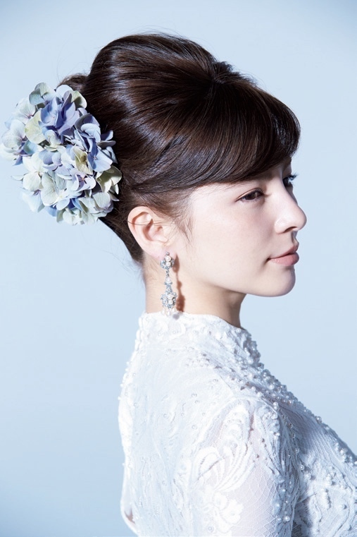 Chic Brides' Choice: Captivating Hairstyles! Current and Elegant "Translucent Updo" Style Imagesにて紹介している画像