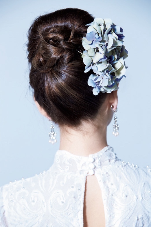 Chic Brides' Choice: Captivating Hairstyles! Current and Elegant "Translucent Updo" Style Imagesにて紹介している画像