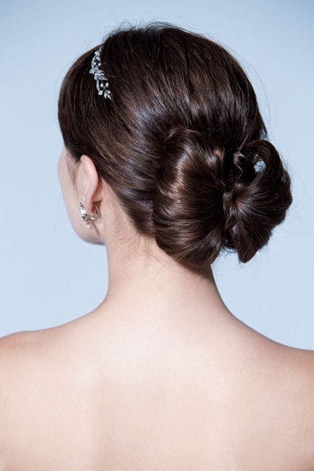 Chic Brides' Choice: Captivating Hairstyles! Current and Elegant "Translucent Updo" Style Imagesにて紹介している画像