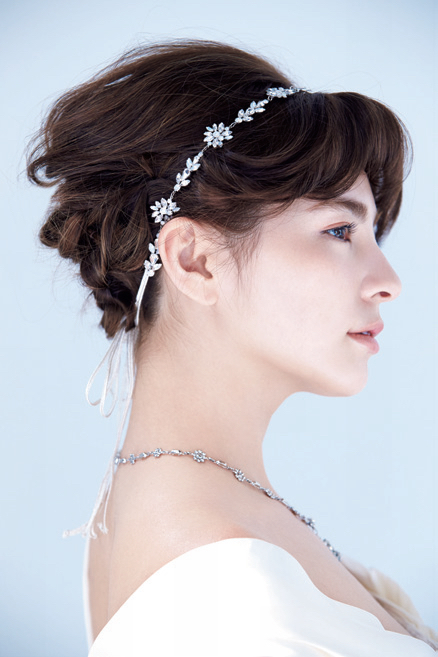 Chic Brides' Choice: Captivating Hairstyles! Current and Elegant "Translucent Updo" Style Imagesにて紹介している画像