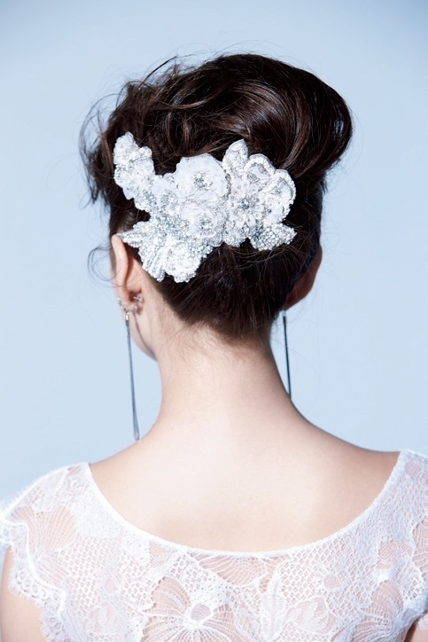 Chic Brides' Choice: Captivating Hairstyles! Current and Elegant "Translucent Updo" Style Imagesにて紹介している画像