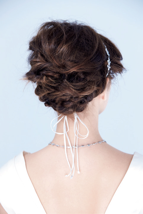 Chic Brides' Choice: Captivating Hairstyles! Current and Elegant "Translucent Updo" Style Imagesにて紹介している画像