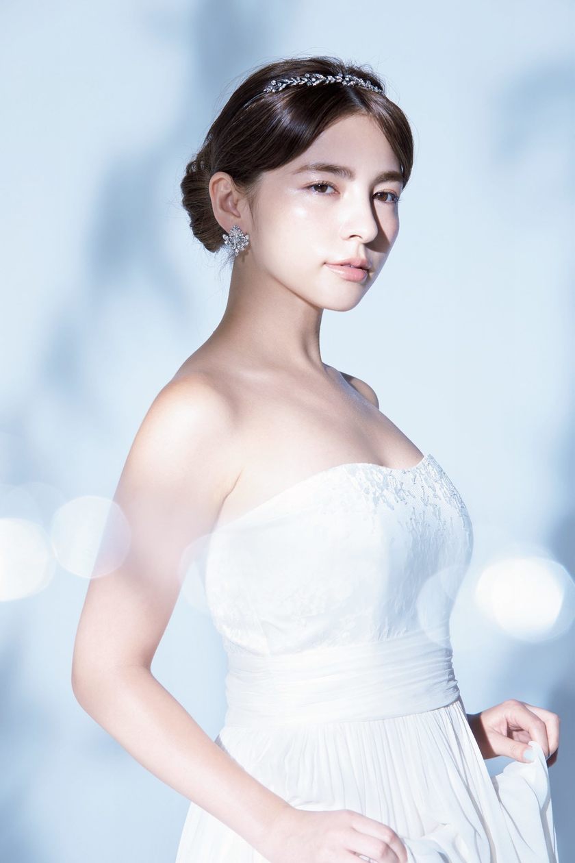 Chic Brides' Choice: Captivating Hairstyles! Current and Elegant "Translucent Updo" Style Imagesにて紹介している画像