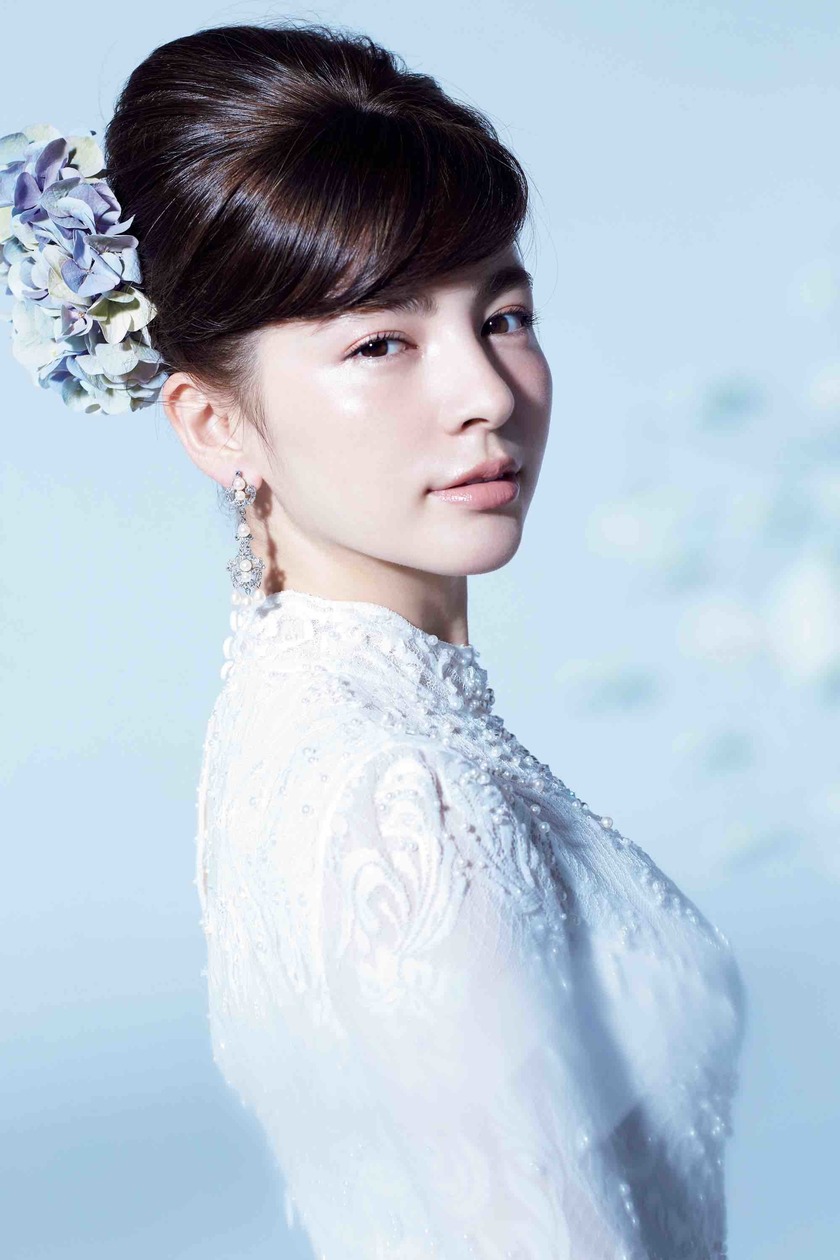 Chic Brides' Choice: Captivating Hairstyles! Current and Elegant "Translucent Updo" Style Imagesにて紹介している画像