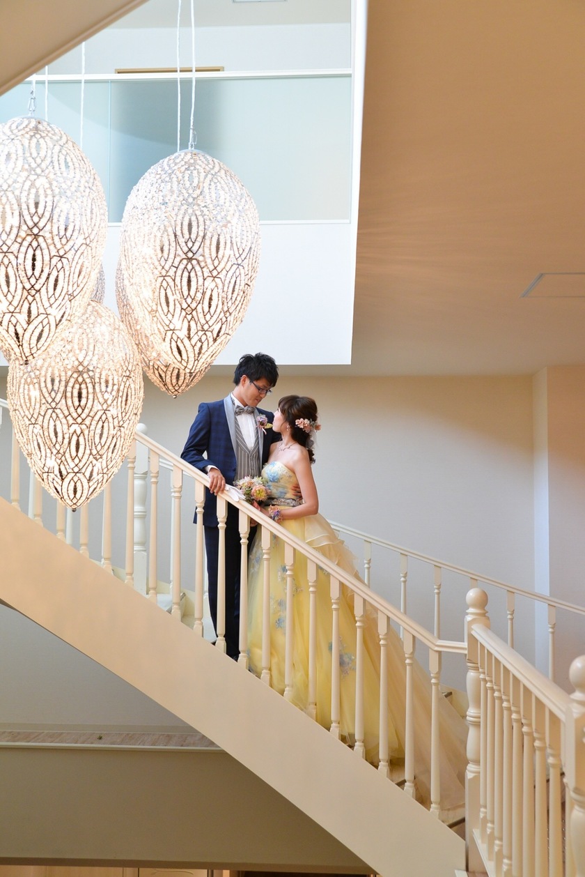 ロマンティックで美しい一枚が残せる。結婚式場の《階段》で撮るウェディングフォトまとめ＊にて紹介している画像