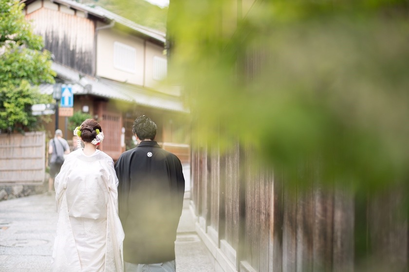 The Ultimate Guide to Stylish and Cute Kimono Pre-Wedding Poses Without Using Props ♡にて紹介している画像