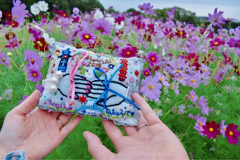 "Fate's Thread Binding Fingers Together: Adorable Ring Pillows with Hand and Ribbon Embroidery"にて紹介している画像