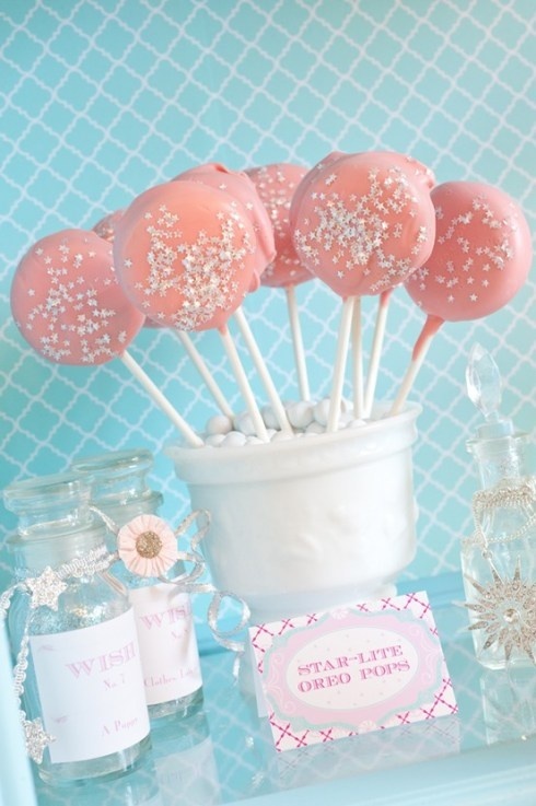 Cute to Look at, Delightful to Eat: Perfect Cake Pop Designs for Weddings ♡にて紹介している画像
