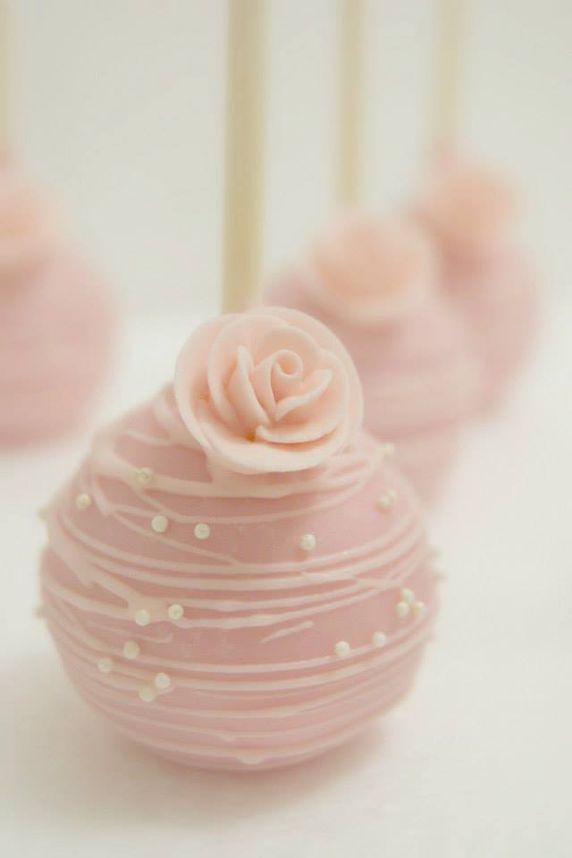 Cute to Look at, Delightful to Eat: Perfect Cake Pop Designs for Weddings ♡にて紹介している画像