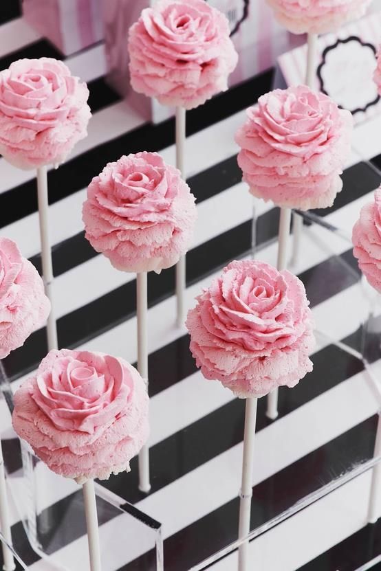 Cute to Look at, Delightful to Eat: Perfect Cake Pop Designs for Weddings ♡にて紹介している画像