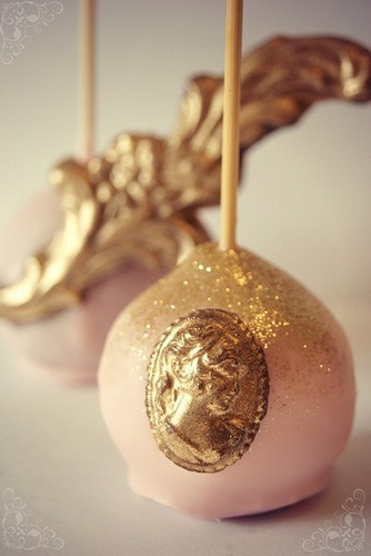 Cute to Look at, Delightful to Eat: Perfect Cake Pop Designs for Weddings ♡にて紹介している画像