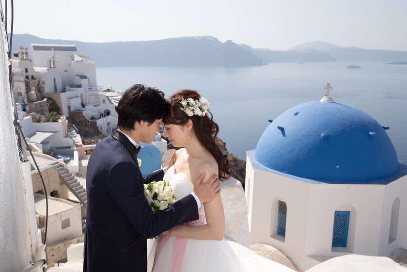 11 Dreamy Honeymoon Photo Spots to Capture in Santorini, Greece: A Mamma Mia! Movie-Inspired Adventure ♡にて紹介している画像