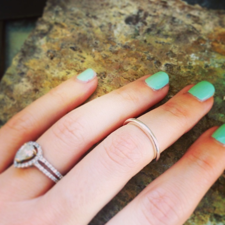 "Stand Out at the Inviting Party: Make a Statement with Midi Rings!"にて紹介している画像