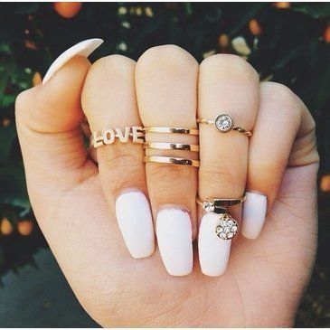 "Stand Out at the Inviting Party: Make a Statement with Midi Rings!"にて紹介している画像