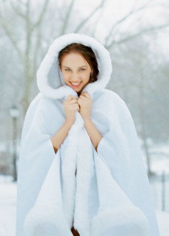 Cozy and Cute: Gathering Adorable Images of Fluffy Capes for Winter Wonderlandにて紹介している画像