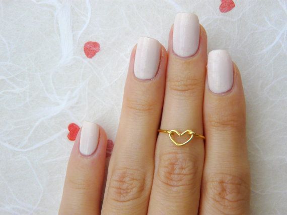 "Stand Out at the Inviting Party: Make a Statement with Midi Rings!"にて紹介している画像