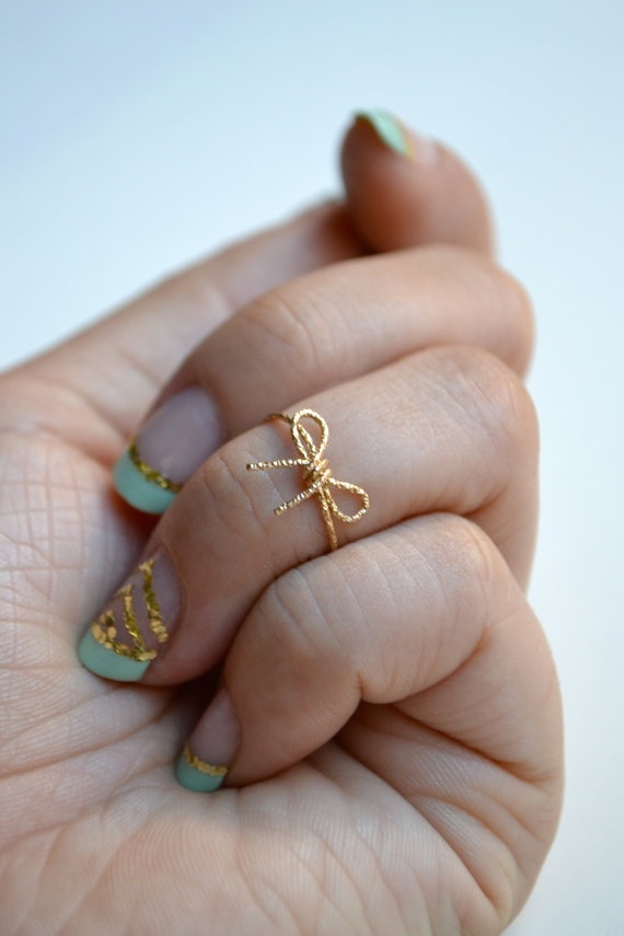 "Stand Out at the Inviting Party: Make a Statement with Midi Rings!"にて紹介している画像