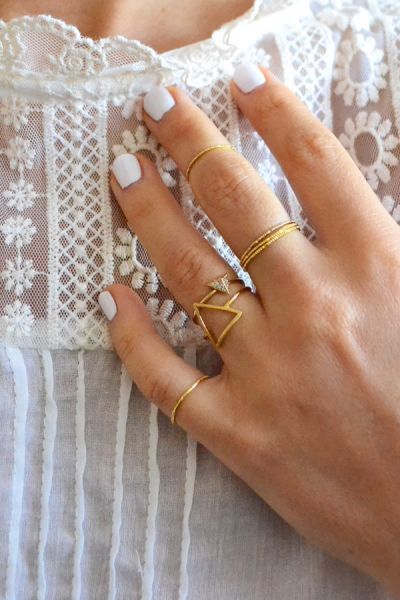 "Stand Out at the Inviting Party: Make a Statement with Midi Rings!"にて紹介している画像