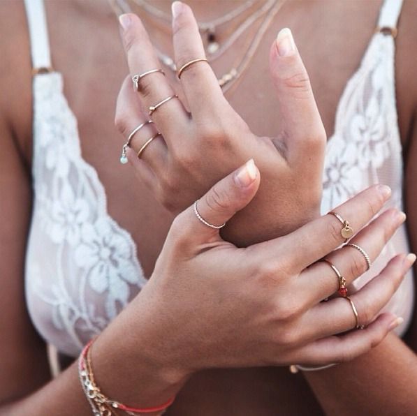 "Stand Out at the Inviting Party: Make a Statement with Midi Rings!"にて紹介している画像