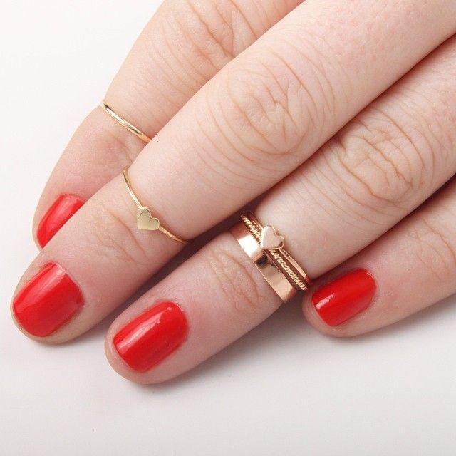 "Stand Out at the Inviting Party: Make a Statement with Midi Rings!"にて紹介している画像
