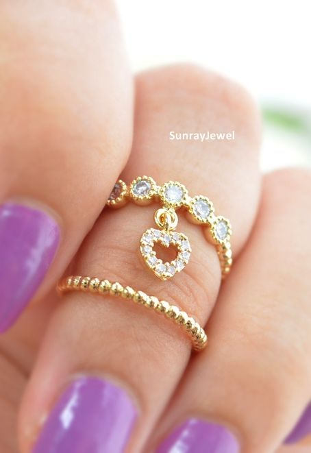 "Stand Out at the Inviting Party: Make a Statement with Midi Rings!"にて紹介している画像