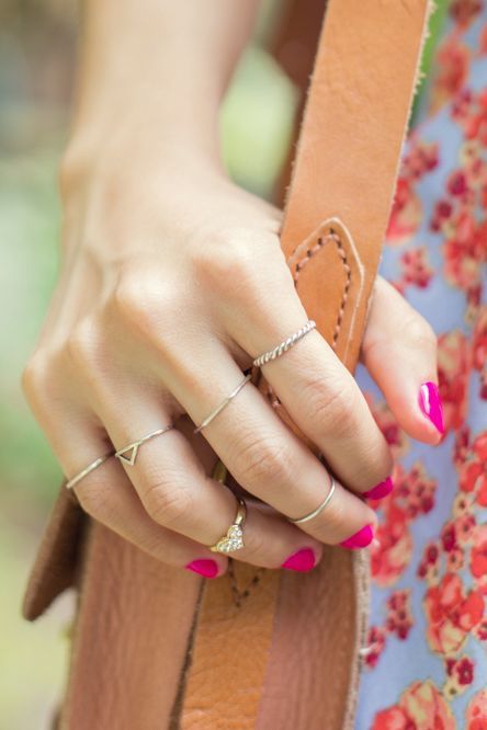 "Stand Out at the Inviting Party: Make a Statement with Midi Rings!"にて紹介している画像