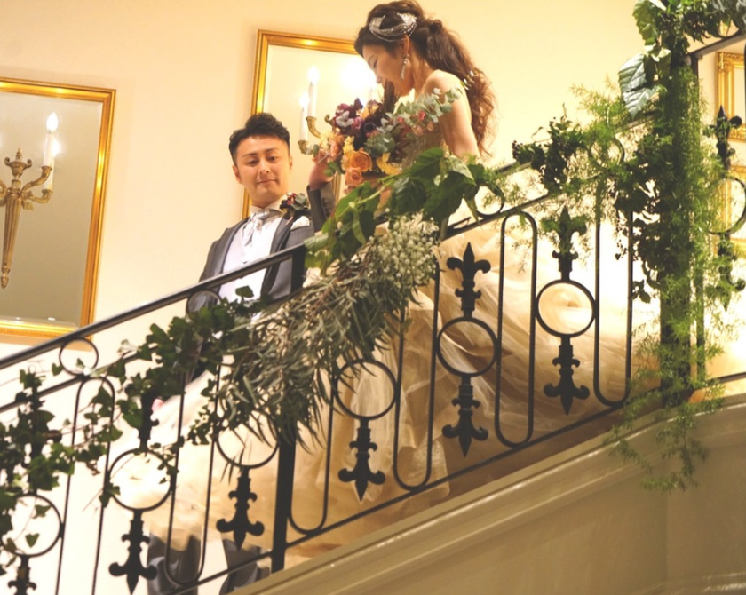 ゲストもビックリ！お色直し後に、さっきまで着ていたドレスや色打掛を会場に飾るアイデアが凄い！にて紹介している画像