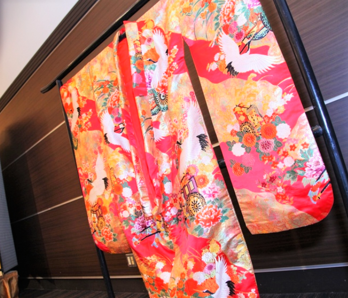 ゲストもビックリ！お色直し後に、さっきまで着ていたドレスや色打掛を会場に飾るアイデアが凄い！にて紹介している画像