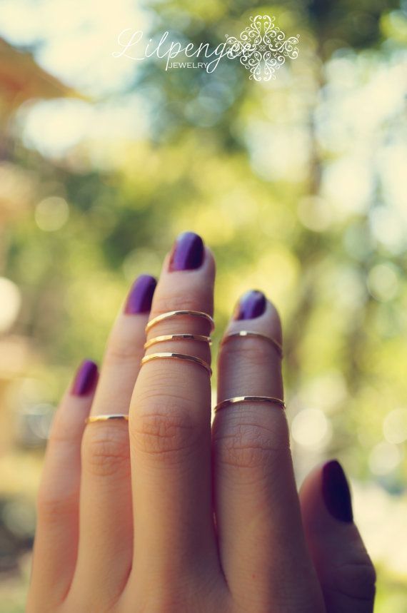 "Stand Out at the Inviting Party: Make a Statement with Midi Rings!"にて紹介している画像