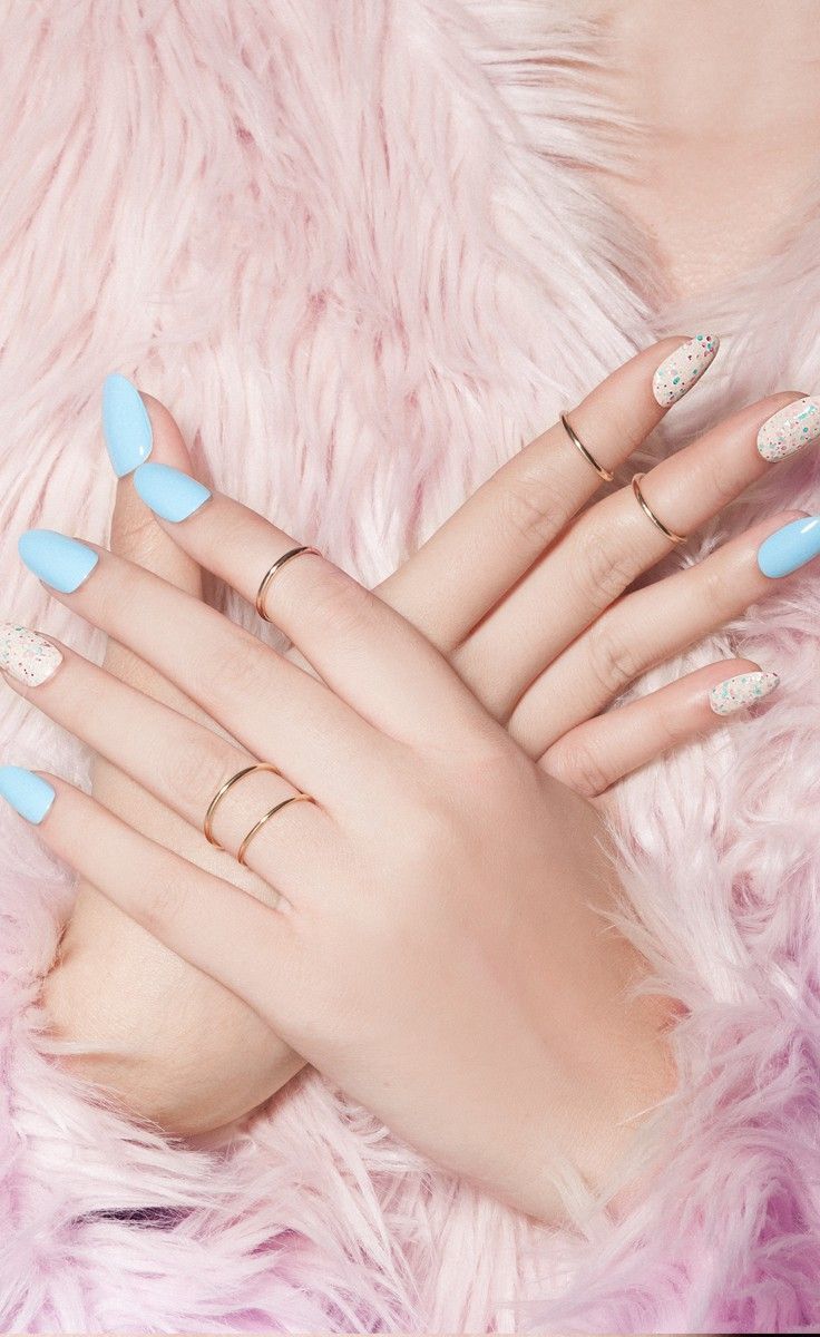 "Stand Out at the Inviting Party: Make a Statement with Midi Rings!"にて紹介している画像