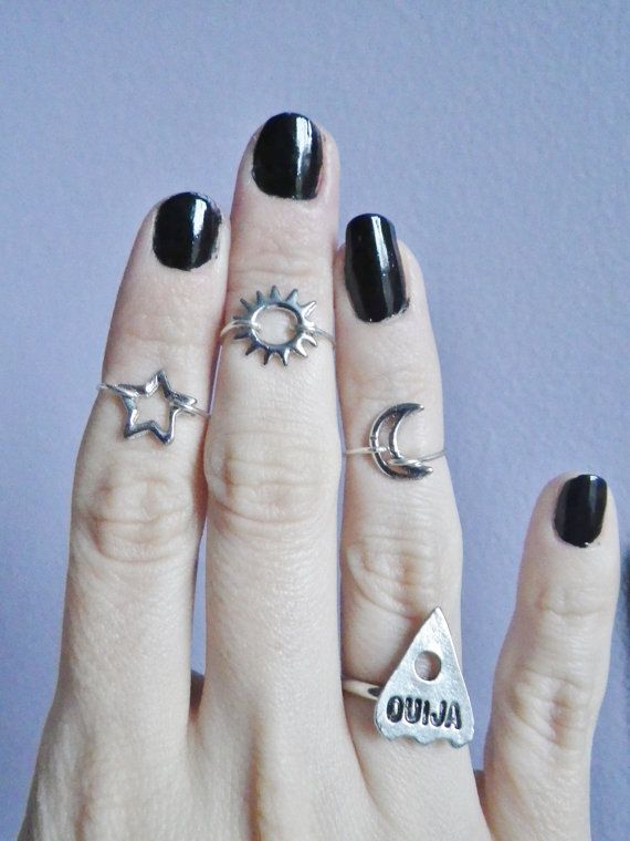 "Stand Out at the Inviting Party: Make a Statement with Midi Rings!"にて紹介している画像