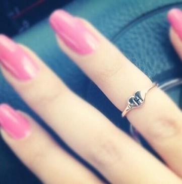 "Stand Out at the Inviting Party: Make a Statement with Midi Rings!"にて紹介している画像