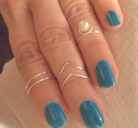 "Stand Out at the Inviting Party: Make a Statement with Midi Rings!"にて紹介している画像