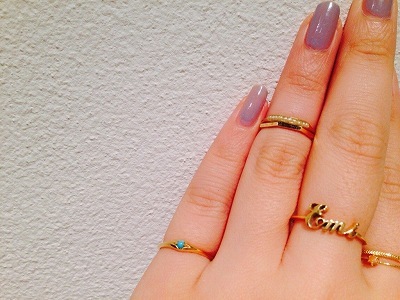"Stand Out at the Inviting Party: Make a Statement with Midi Rings!"にて紹介している画像