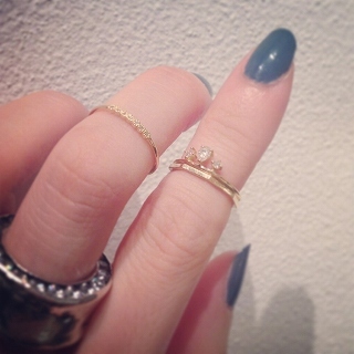 "Stand Out at the Inviting Party: Make a Statement with Midi Rings!"にて紹介している画像