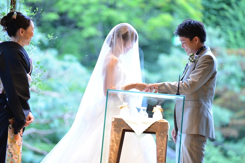 指輪交換でしくじらない！挙式直前は〔ハンドクリーム〕を塗ってもらうのがおすすめにて紹介している画像