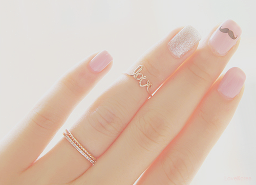 "Stand Out at the Inviting Party: Make a Statement with Midi Rings!"にて紹介している画像
