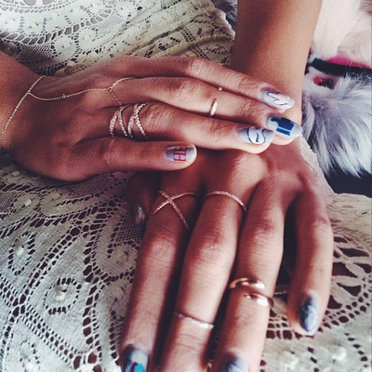"Stand Out at the Inviting Party: Make a Statement with Midi Rings!"にて紹介している画像