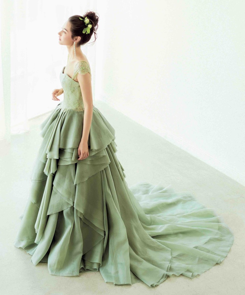 Rapidly Rising as the Go-To Choice for Wedding Dress Changes! Chic Brides are Opting for the Trendy "Muted Colors" in Colored Dresses!にて紹介している画像